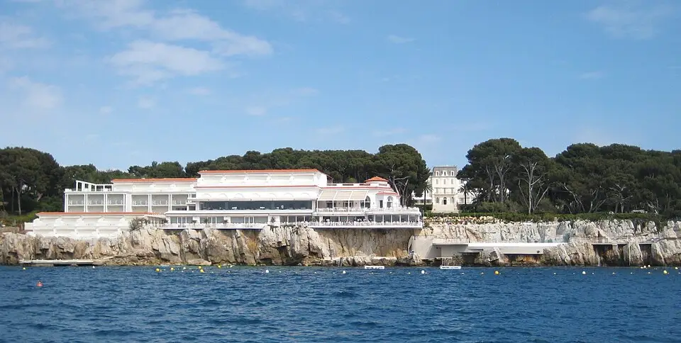 Pavillon Eden-Roc et front de mer au cap d’Antibes