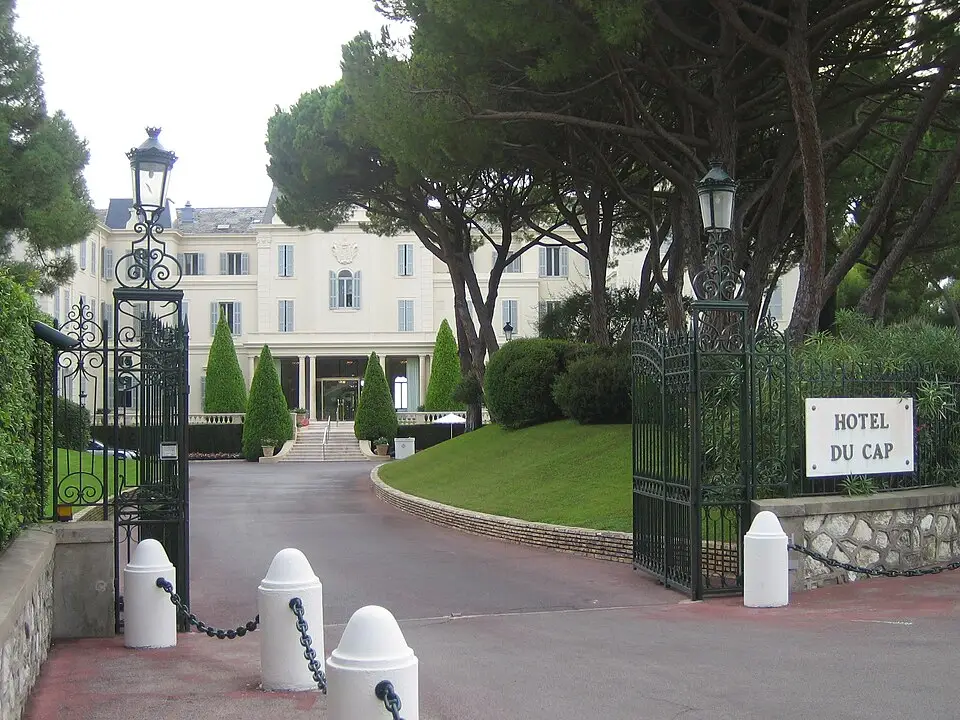 Entrée de l’Hôtel du Cap-Eden-Roc à Antibes