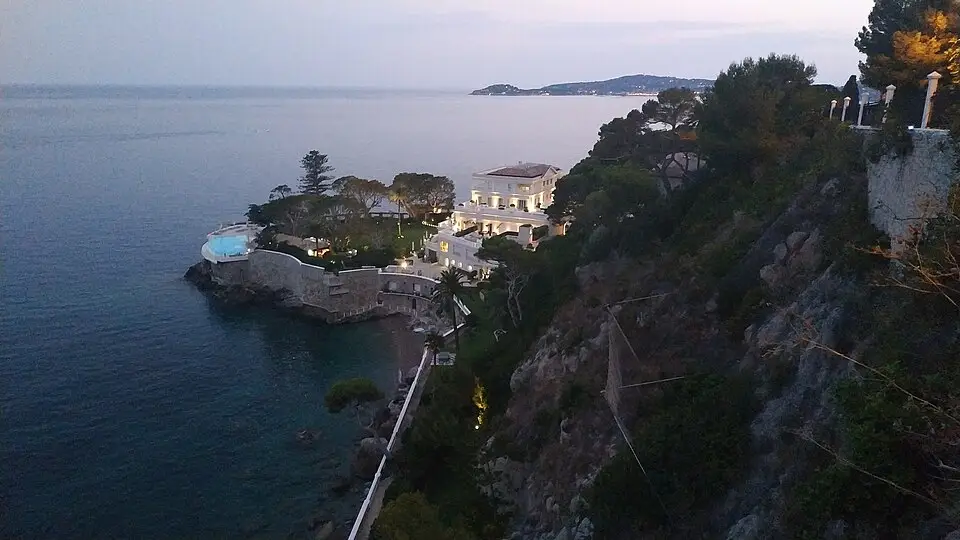Hôtel Cap Estel éclairé à la tombée de la nuit
