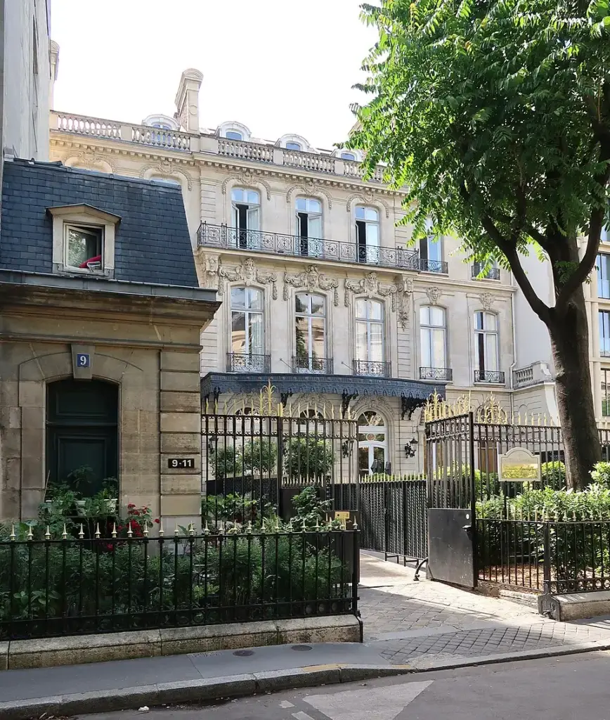 Façade de l’Hôtel Le Marois au 9-11 avenue Franklin Delano Roosevelt à Paris, photographiée en juin 2019