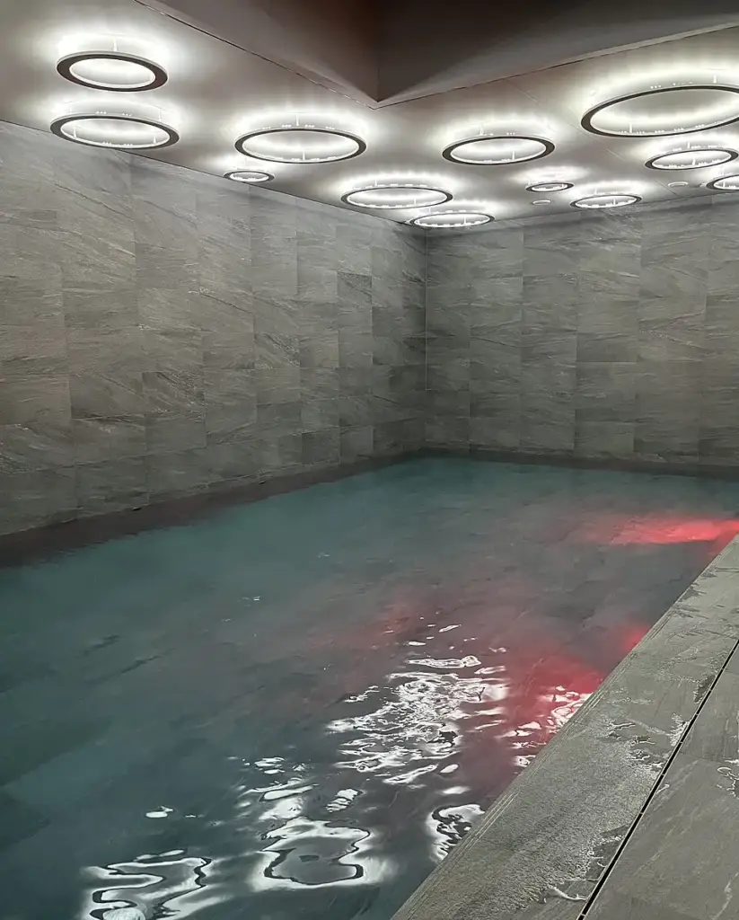 Indoor swimming pool at Spa Kokoon, Hôtel 1770 in Le Pontet
