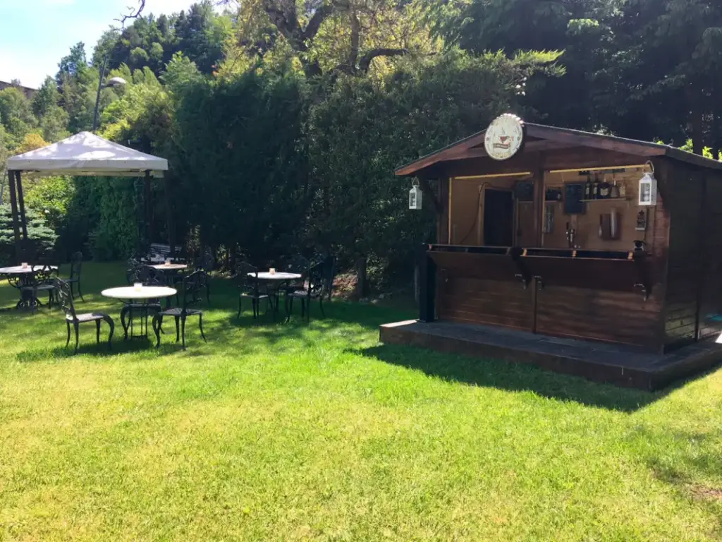 Jardí i bar a l'aire lliure de l'abba Xalet Suites Hotel