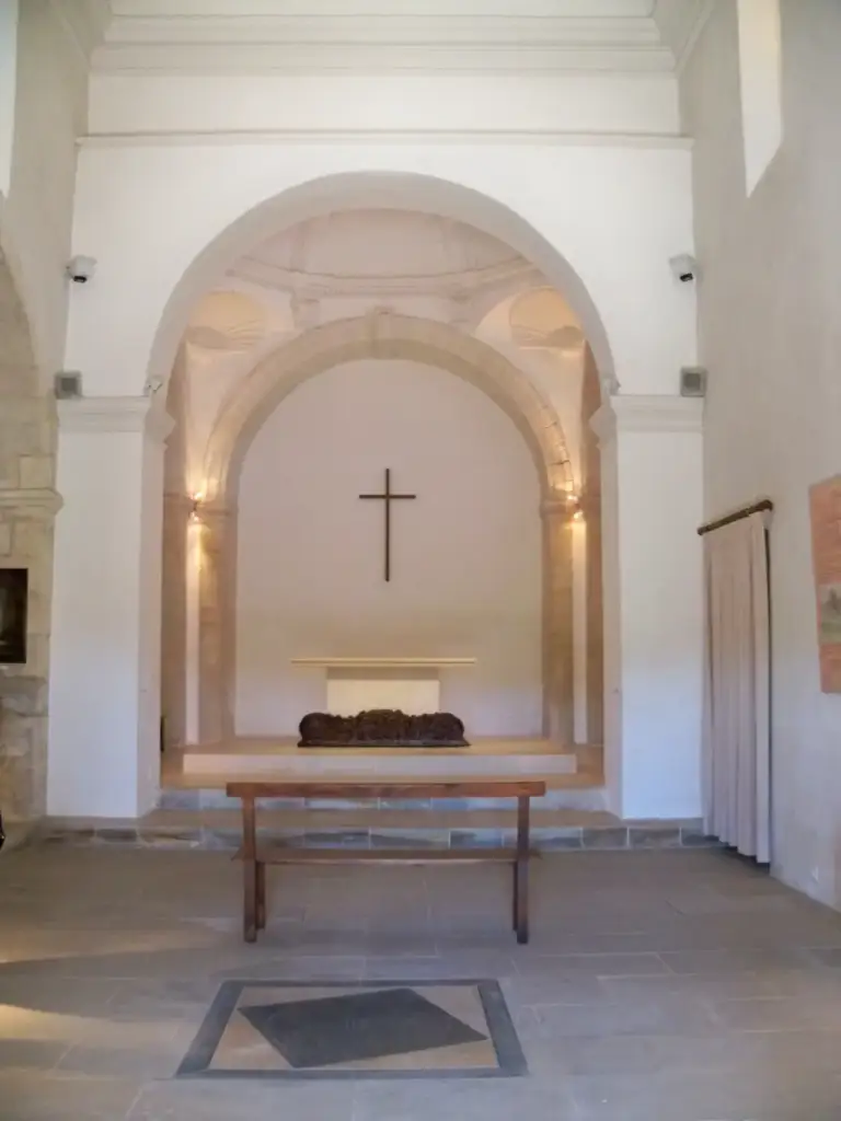 Intérieur de l’église de Valsaintes, avec voûtes claires, banc et autel sous une croix