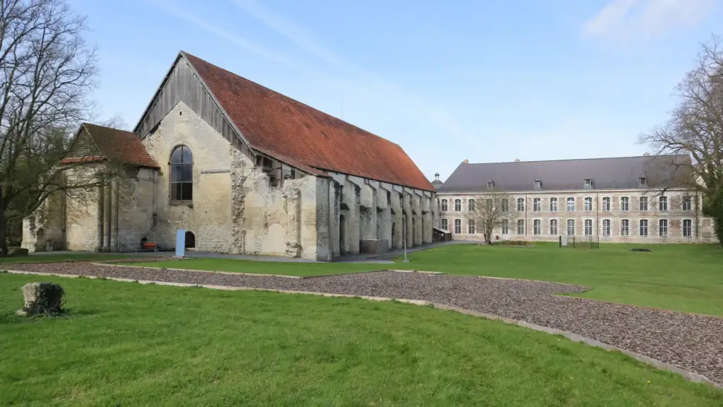 Vue extérieure de l’aile des moines et du palais abbatial de l’Abbaye de Vaucelles depuis le jardin