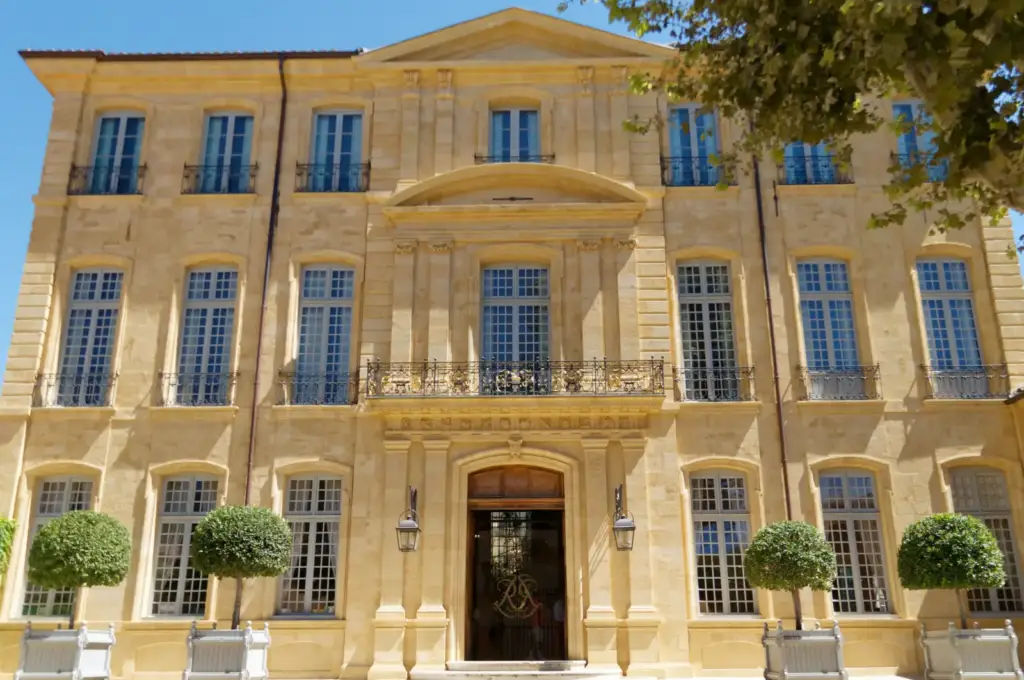 Photographie réelle de la façade de l’Hôtel de Caumont à Aix-en-Provence