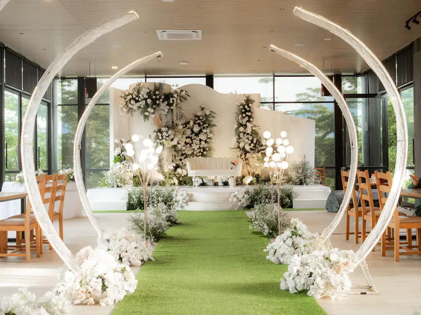 Ambiance de mariage dans une salle aménagée avec décoration contemporaine
