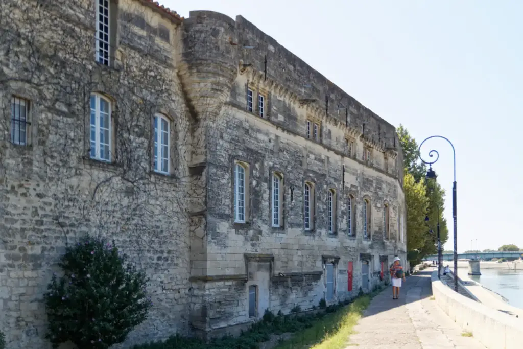 Façade historique du Musée Réattu sur le quai du Rhône à Arles