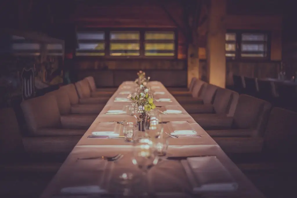 Gedekte lange dinertafel op de Eerste Etage van De Watermolen van Opwetten