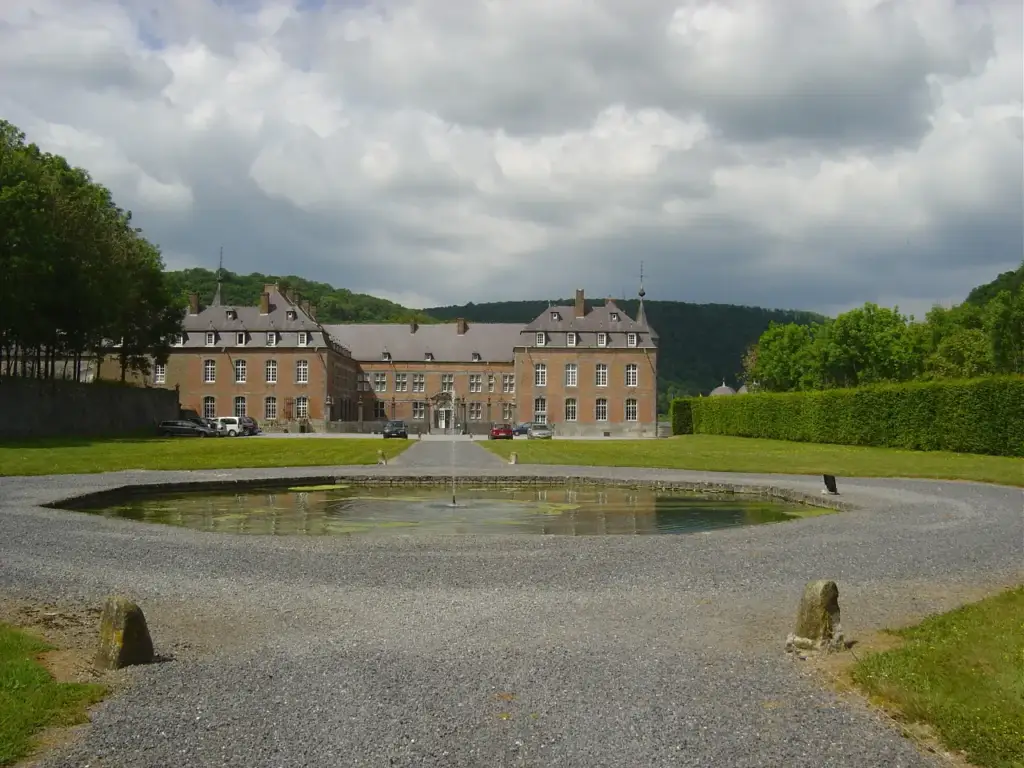 Château de Freÿr vu depuis l’entrée, derrière un bassin circulaire