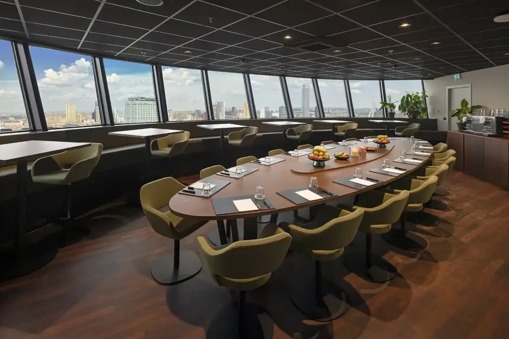 Boardroom Dusk van de Euromast met uitzicht over de stad