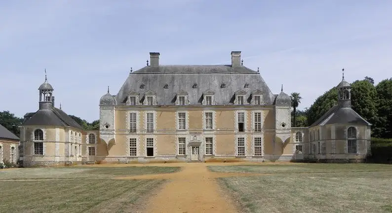 Façade of Château du Boschet in Bourg-des-Comptes, Brittany