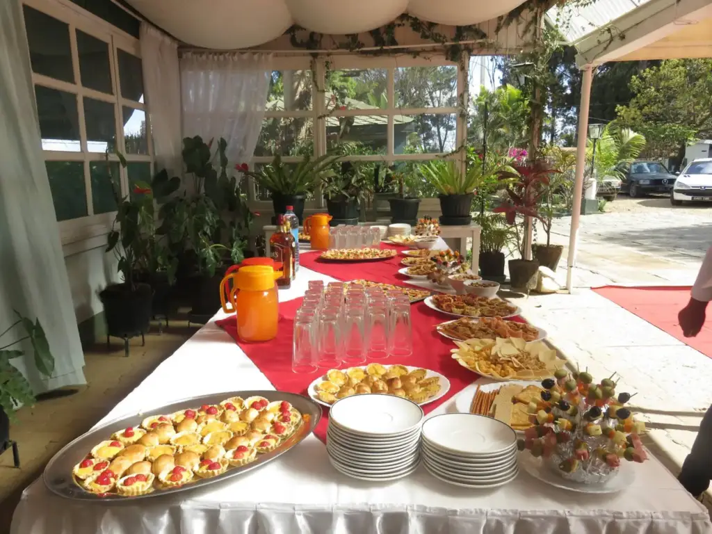 Photo d’illustration de réception et buffet – Mammysou17, CC BY-SA 4.0 (Wikimedia Commons) ; ne représente pas les prestations du traiteur.