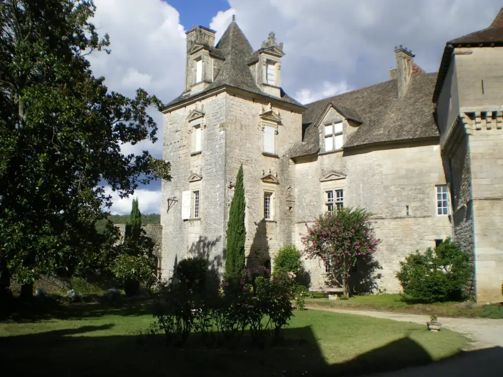 Façade Renaissance du Château de Cénevières côté cour