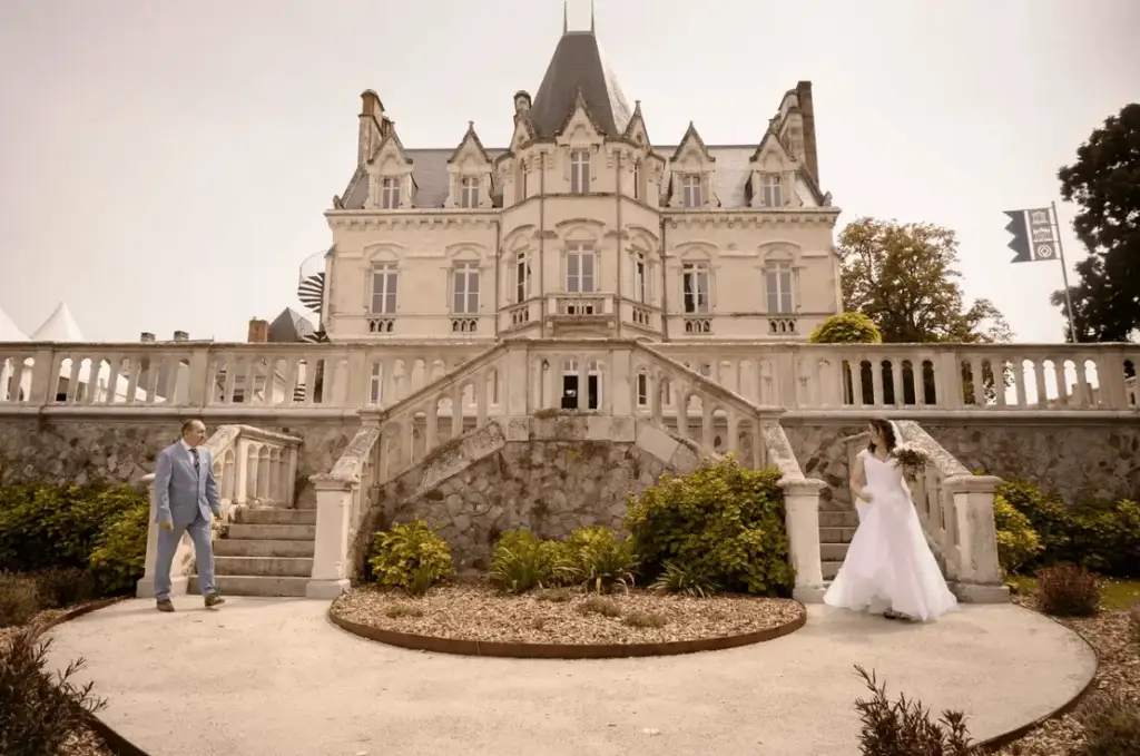Mariés sur les escaliers devant le Château de Saint-Saturnin-sur-Loire