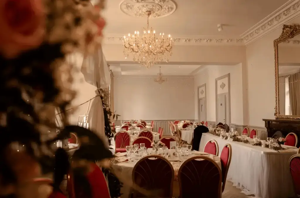 Salle du Château de Saint-Saturnin-sur-Loire dressée pour une réception
