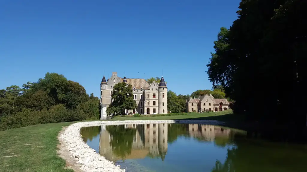 Château de Pupetières et parc vus depuis l’étang