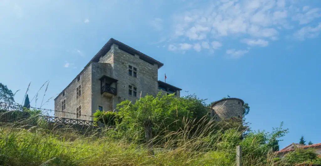 Vue extérieure du Château de Cas à Espinas