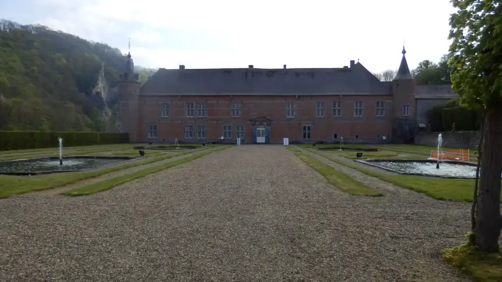 Façade du château de Freÿr et bassins de la cour d’honneur