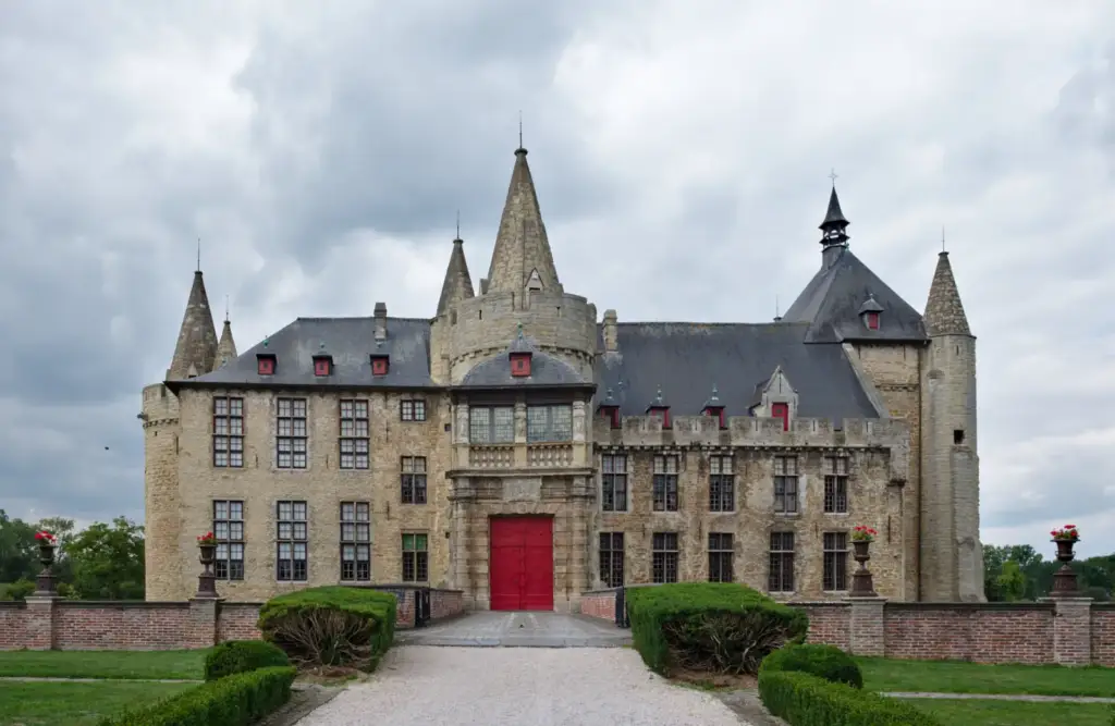 Buitenaanzicht van het waterkasteel van Laarne