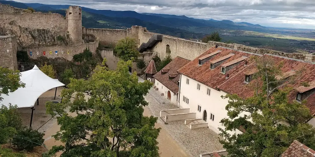 Vue des remparts du Château du Hohlandsbourg près de Colmar, par Trosino 68, CC BY-SA 4.0