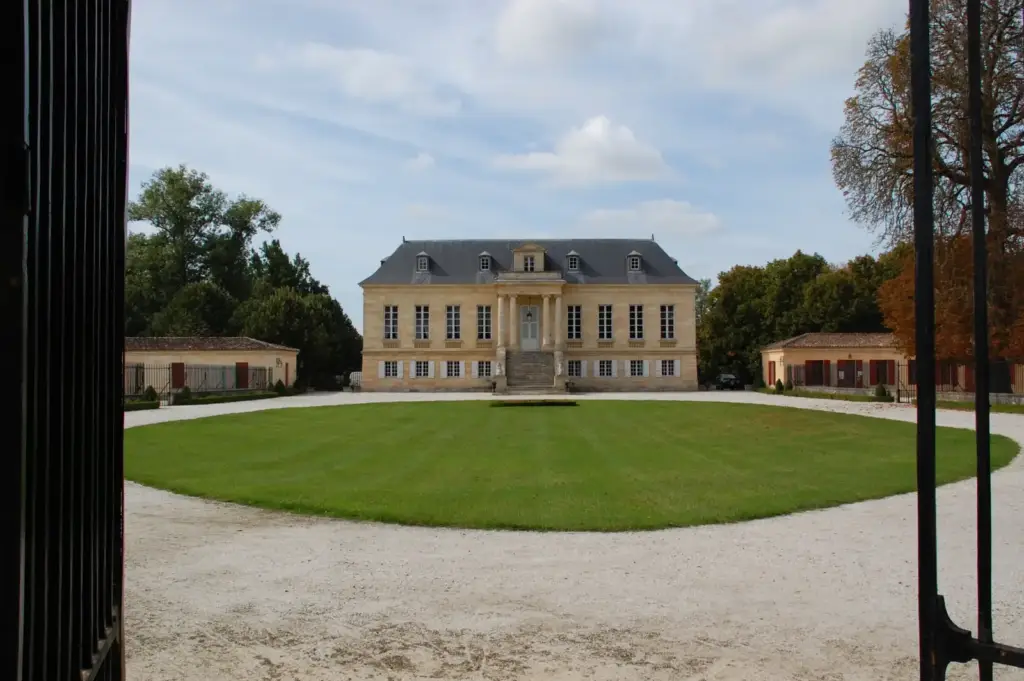 Façade historique du Château La Louvière à Léognan, Gironde