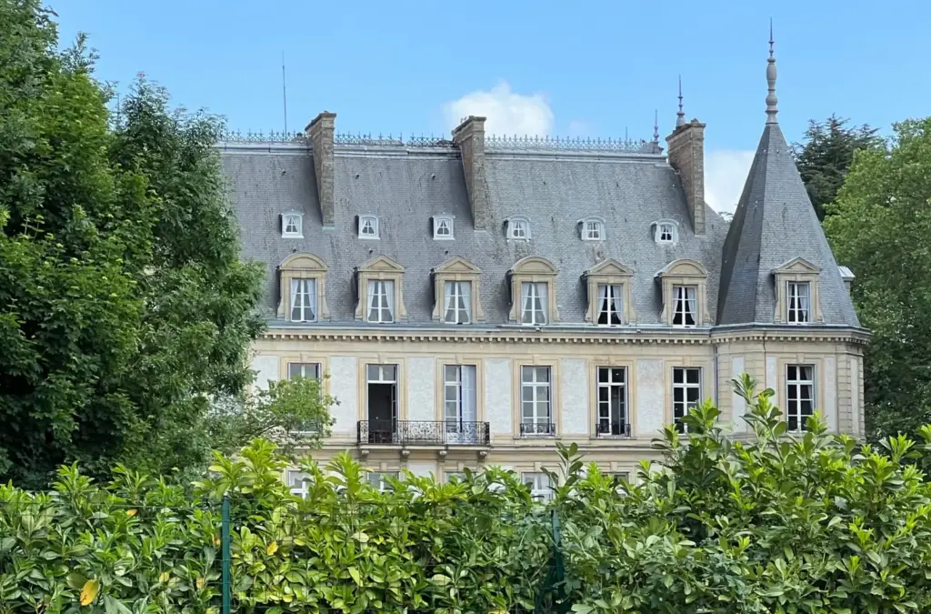 Façade du Château de Santeny vue depuis la route de Marolles