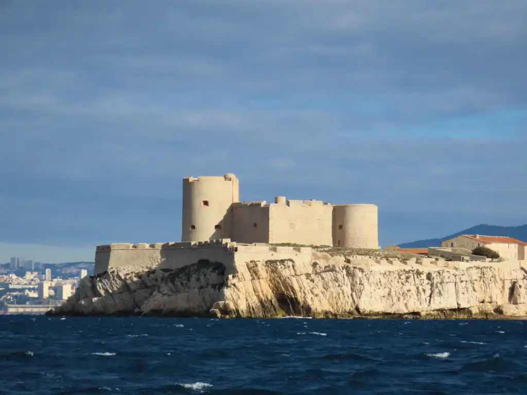Le château d’If et ses fortifications sur l’île, vus depuis la baie de Marseille.