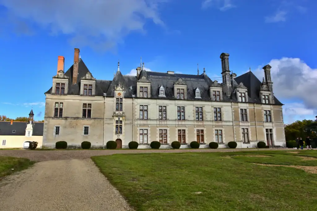 Façade côté cour du Château de Beauregard à Cellettes