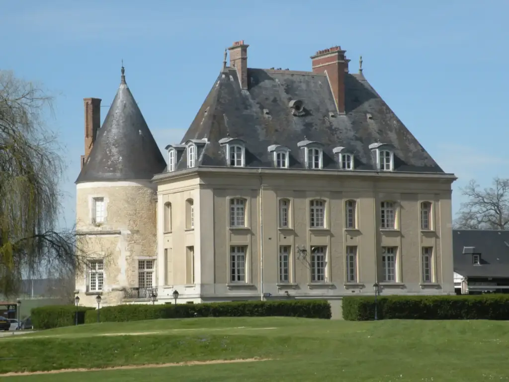 Château de Bertichères à Chaumont-en-Vexin — photo Chatsam, CC BY-SA 3.0