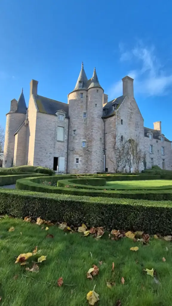 Façade du Château de Bienassis à Erquy, dans les Côtes-d’Armor