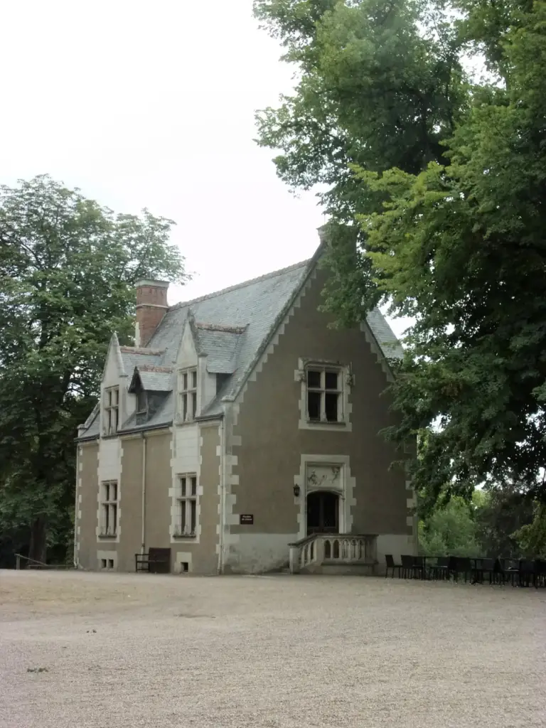 Pavillon de chasse de Candé avec pignon, toit d’ardoise et arbres autour de la cour