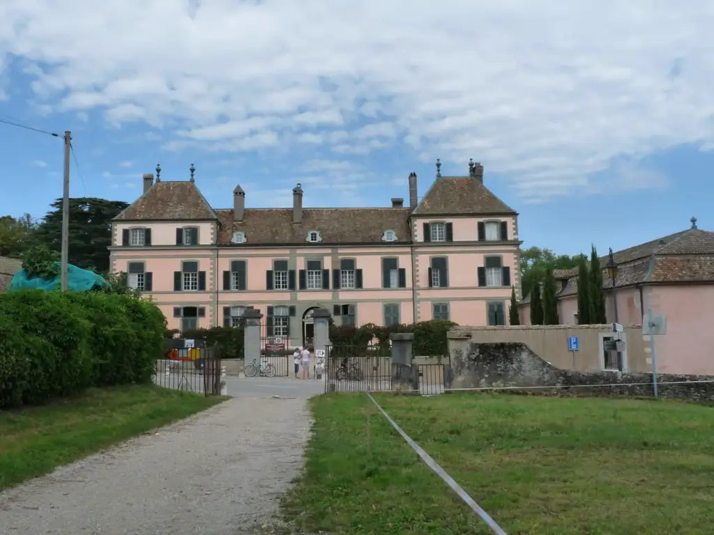 Château de Coppet — courtyard and façade (2011-09-02)