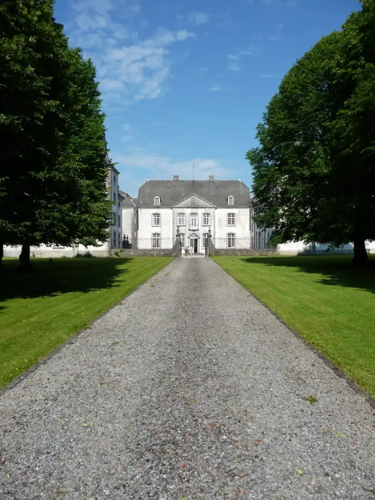 Tree-lined avenue and façade of Château de Deulin, photographed in 2009