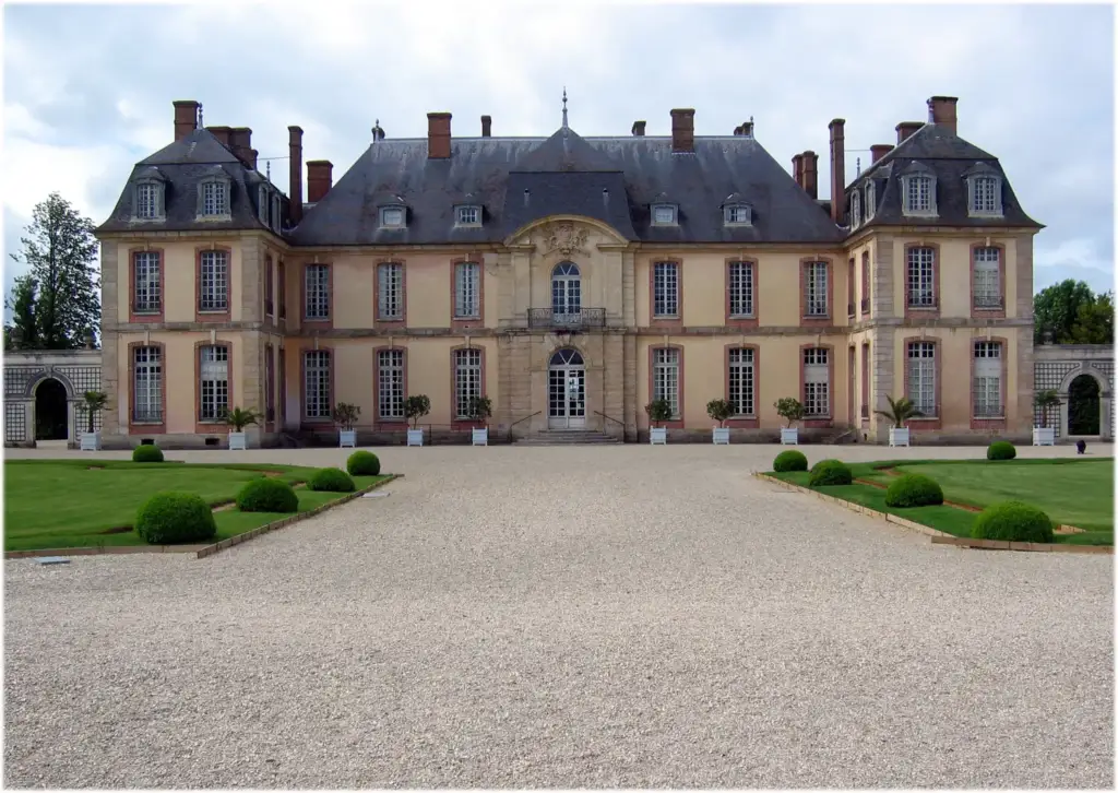 Façade du Château de La Motte-Tilly vue depuis l'entrée principale