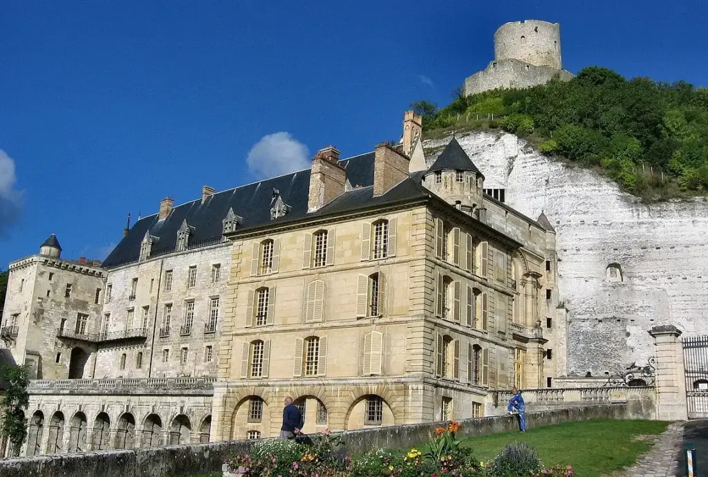 Exterior view of Château de La Roche-Guyon and its keep