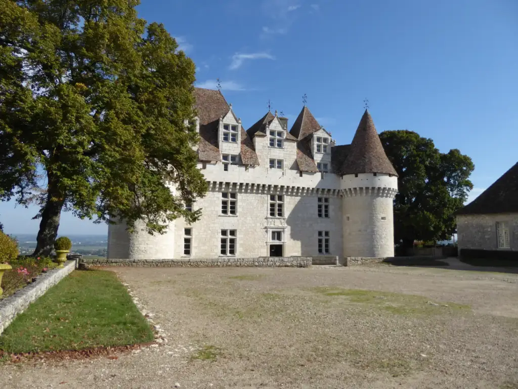 Cour et façade sud du Château de Monbazillac en Dordogne