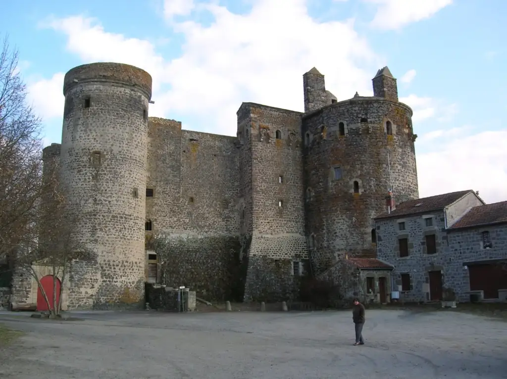 Façade du Château de Saint-Vidal avant sa restauration récente