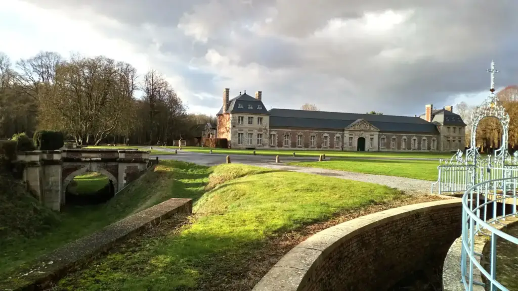 Parc et communs du Château de Tilloloy, photographie authentique de 2019