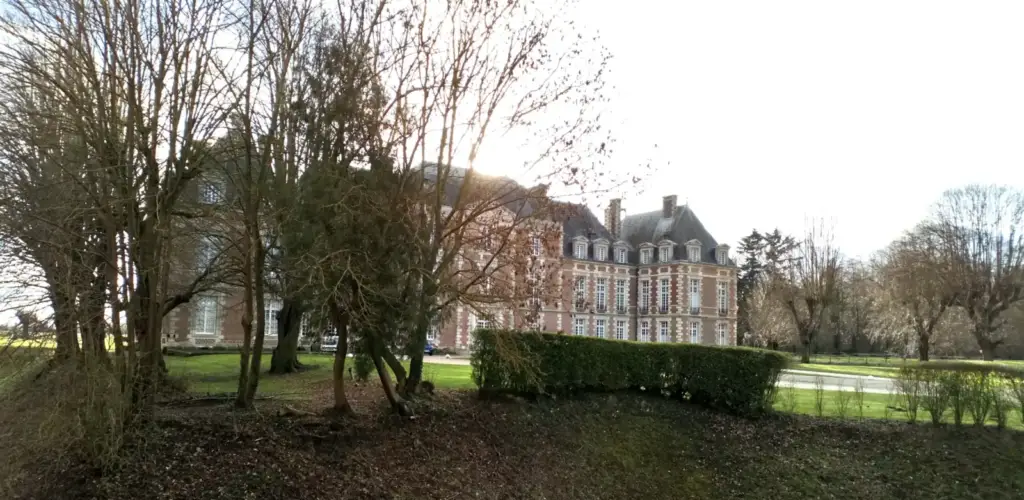 Façade du Château de Tilloloy depuis le parc, photographie authentique de 2019