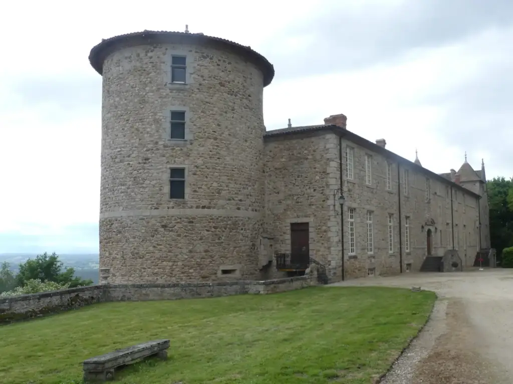 Keep and building of Château de Vollore, photographed by Ekpene on 17 May 2026