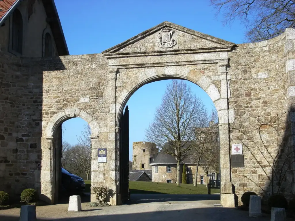 Portail authentique et château de la Flocellière, photographiés le28 février2009.