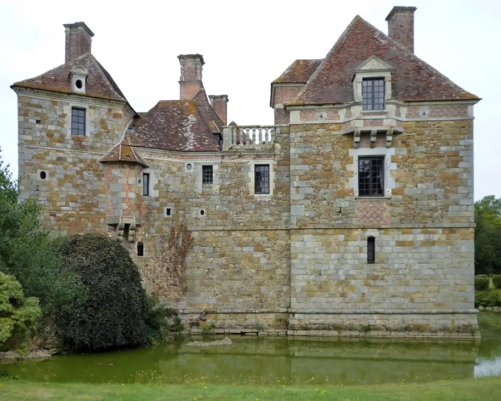 Façade arrière du Château du Blanc-Buisson au bord des douves