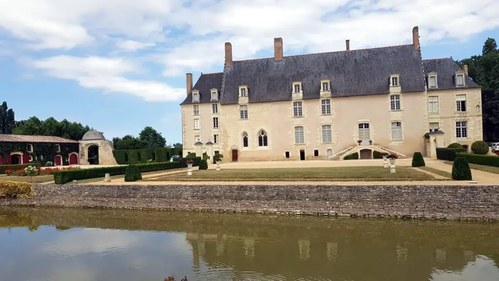 Château du Bois de Sanzay and its pond