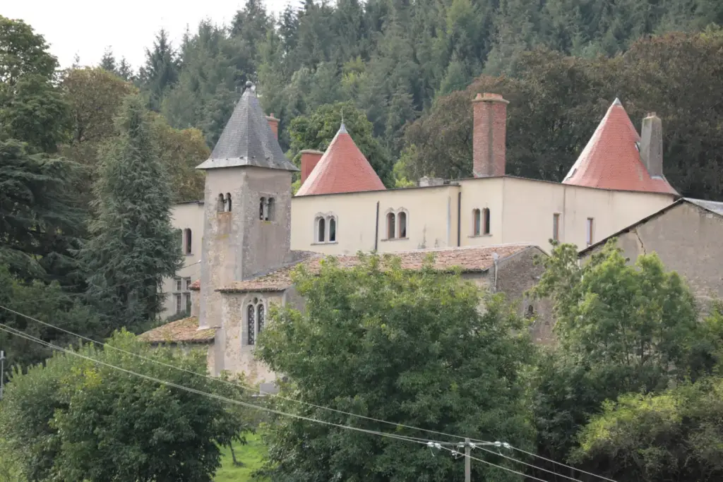 Château de Morey et église voisine vus depuis la D44a, photographie authentique de 2018