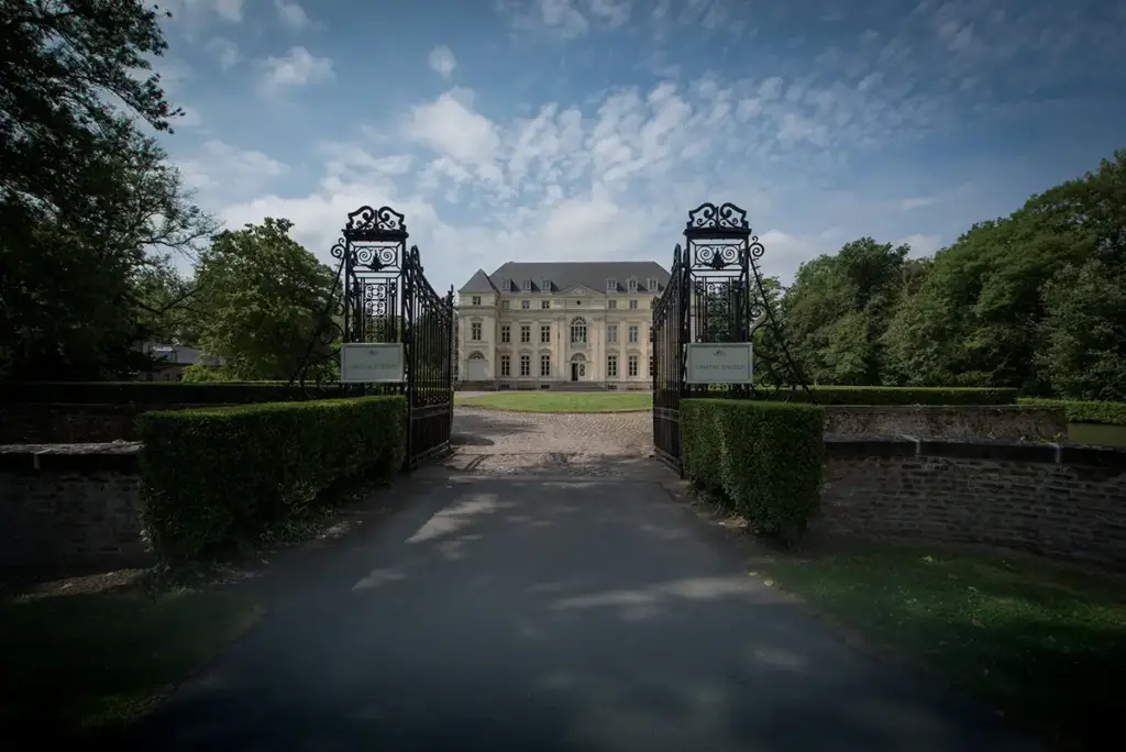 Grilles et façade de l’entrée du Château d’Avelin
