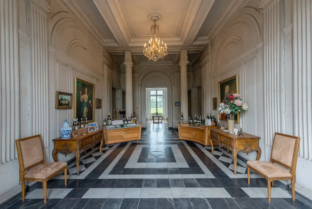 Salon du Château d’Avelin avec sol en damier et mobilier classique