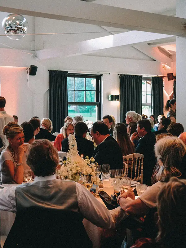 Dîner de mariage dans la salle lumineuse du Chalet Robinson à Bruxelles