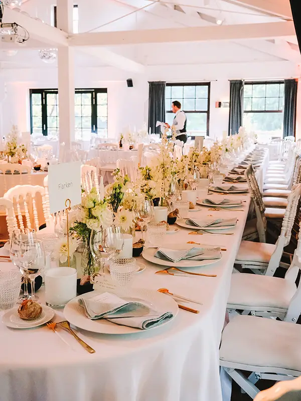 Longue table de mariage dressée dans une salle du Chalet Robinson