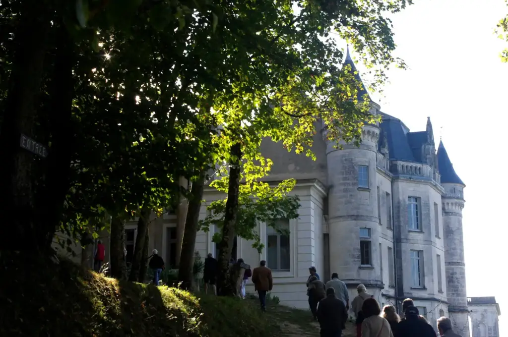 Manoir néogothique du Château de la Mercerie, vu depuis l’allée arborée
