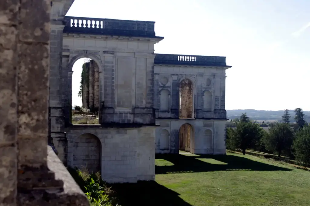 Arcades et esplanade du Château de la Mercerie en cours de restauration